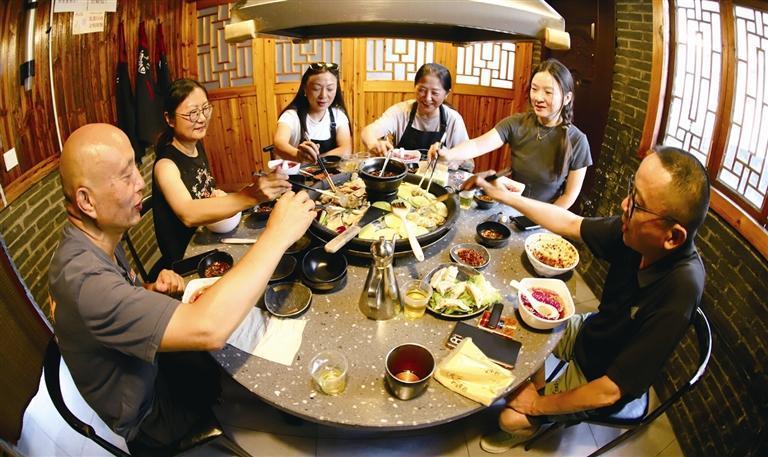  涼都美食火出“新高度”